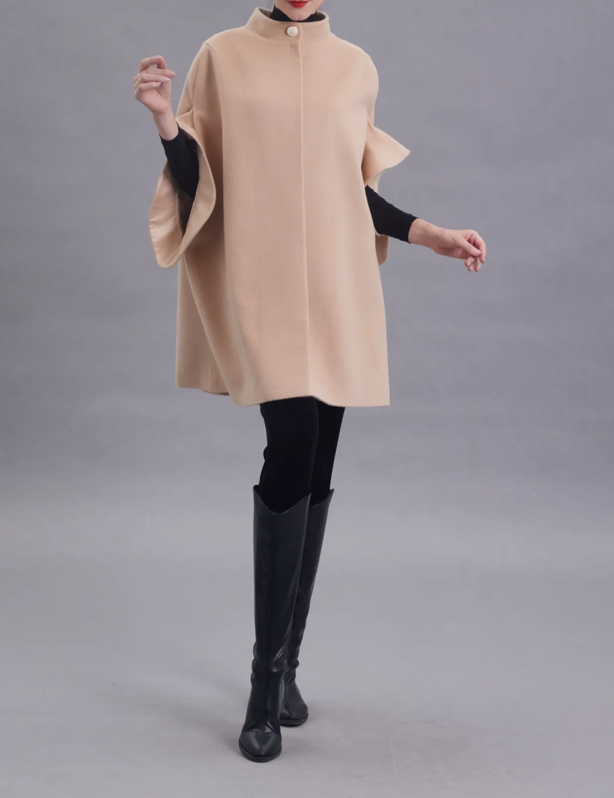 Luxurious Cerci Wool Cape: Elegant and Warm