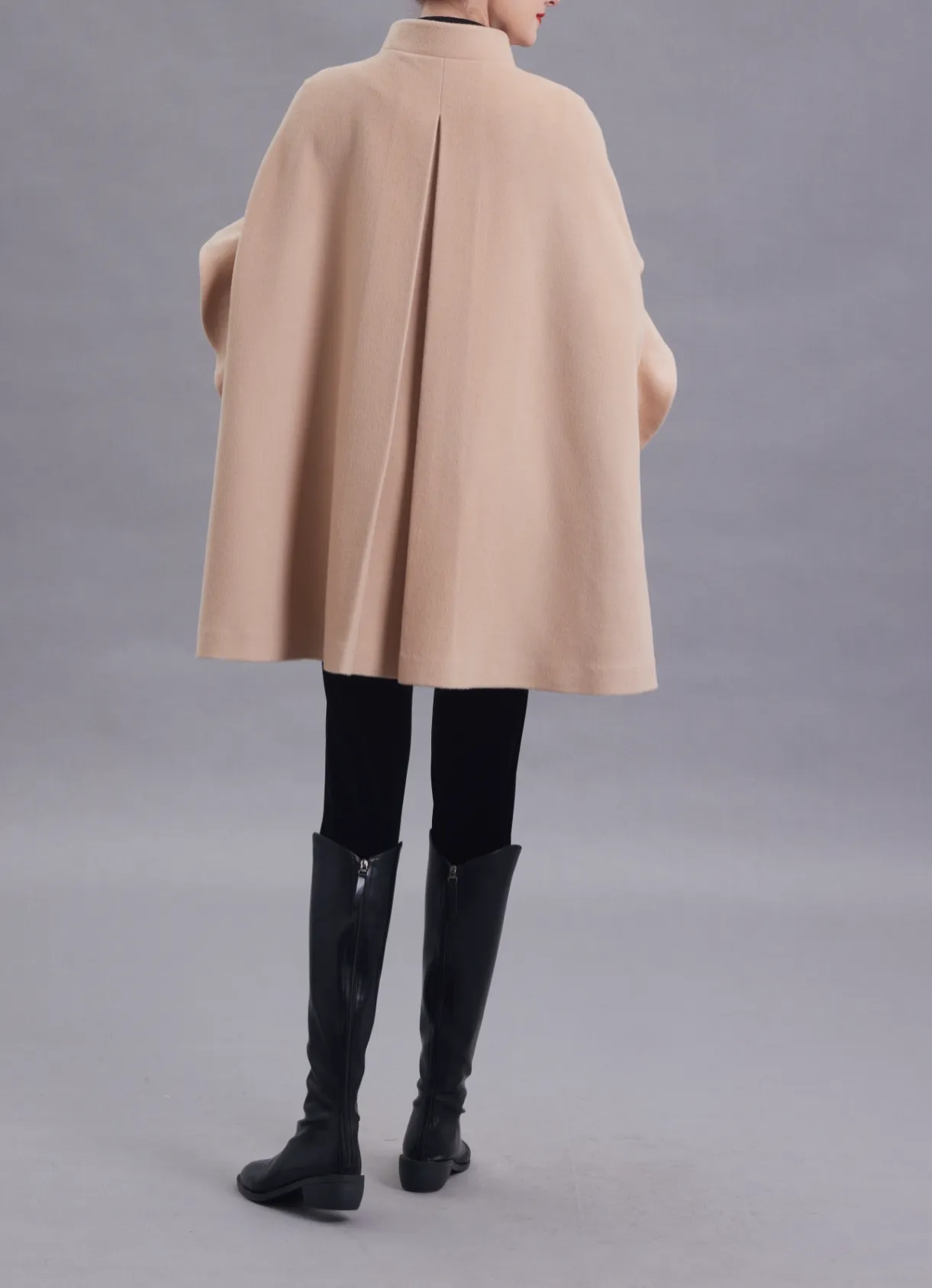 Luxurious Cerci Wool Cape: Elegant and Warm