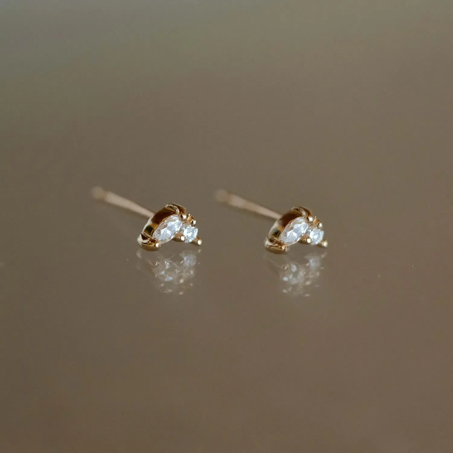 Lean on me diamond stud - 14k yellow gold